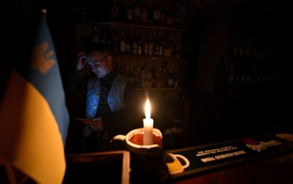 Не тільки в Києві. В областях почали вводити екстрені відключення світла
Не тільки в Києві. В областях почали вводити екстрені відключення світла