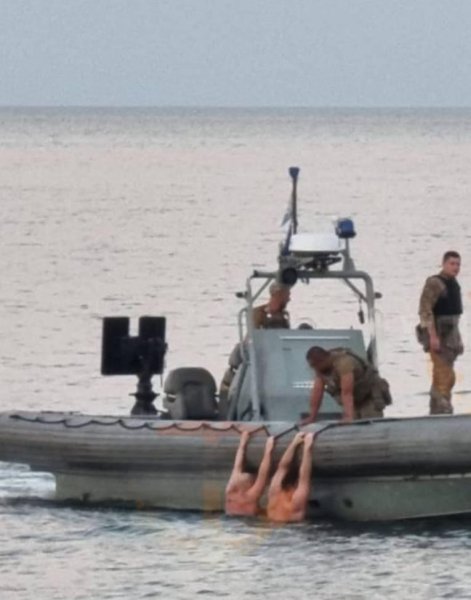 Військові моряки врятували п'ятьох цивільних, котрі опинилися у відкритому морі в Одесі
Військові моряки врятували п'ятьох цивільних, котрі опинилися у відкритому морі в Одесі