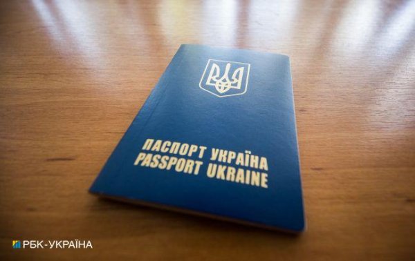 Чоловікам за кордоном не видаватимуть паспорти без військових документів: рішення Кабміну
Чоловікам за кордоном не видаватимуть паспорти без військових документів: рішення Кабміну