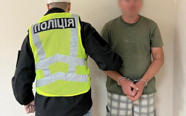 У Києві чоловік кинув гранату в багатоповерхівку, постраждала перехожа
У Києві чоловік кинув гранату в багатоповерхівку, постраждала перехожа