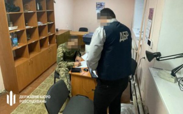 Викладачу Академії сухопутних військ у Львові повідомили про підозру через побиття курсантів
Викладачу Академії сухопутних військ у Львові повідомили про підозру через побиття курсантів