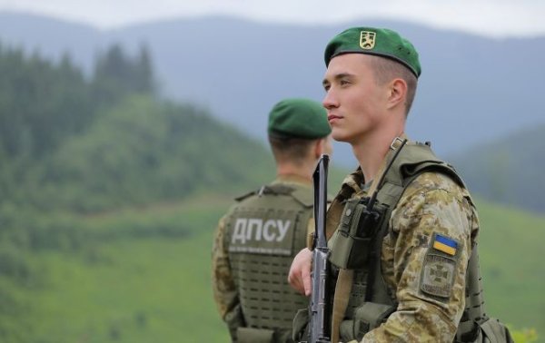 ДПСУ за 200 м від кордону затримала 17 ухилянтів. Вони заплатили від 3 до 12 тисяч доларів
ДПСУ за 200 м від кордону затримала 17 ухилянтів. Вони заплатили від 3 до 12 тисяч доларів