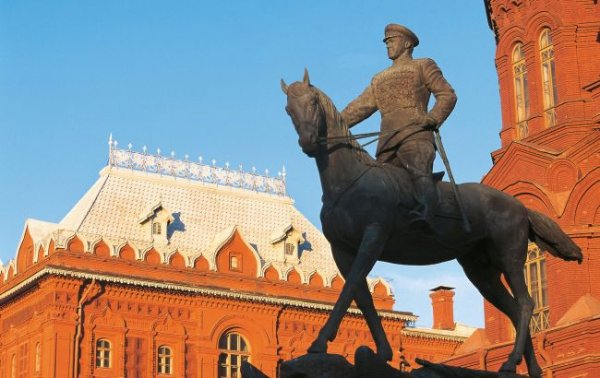 У центрі Москви на пам'ятнику Жукова з'явився напис "ГУР" (ексклюзивне відео)
У центрі Москви на пам'ятнику Жукова з'явився напис "ГУР" (ексклюзивне відео)