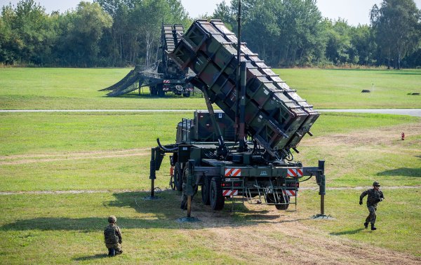 Чому Захід стримує Україну від ударів по Росії і не квапиться закривати небо своєю ППО
Чому Захід стримує Україну від ударів по Росії і не квапиться закривати небо своєю ППО