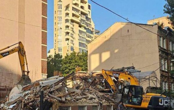 Садиба Зеленських: чому знесли історичну будівлю XIX століття і хто за це відповідатиме
Садиба Зеленських: чому знесли історичну будівлю XIX століття і хто за це відповідатиме