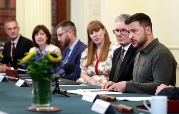 Зеленский попросил Стармера "проявить лидерство" и позволить бить западным оружием вглубь РФ Зеленский попросил Стармера "проявить лидерство" и позволить бить западным оружием вглубь РФ