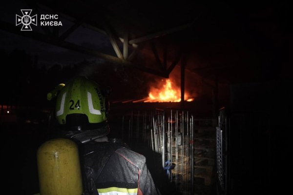 У Києві спалахнула пожежа у супермаркеті в Дарницькому районі
                                