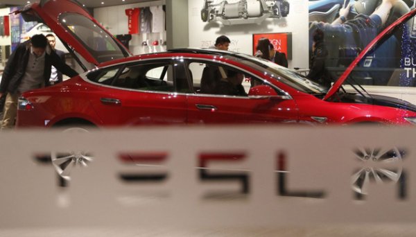Tesla відкликає понад 1,8 мільйона автомобілів через проблему з капотом Tesla відкликає понад 1,8 мільйона автомобілів через проблему з капотом