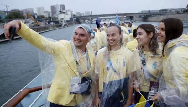 Церемония открытия Олимпиады-2024: как плыла на лодке сборная Украины (фото, видео)
Церемония открытия Олимпиады-2024: как плыла на лодке сборная Украины (фото, видео)