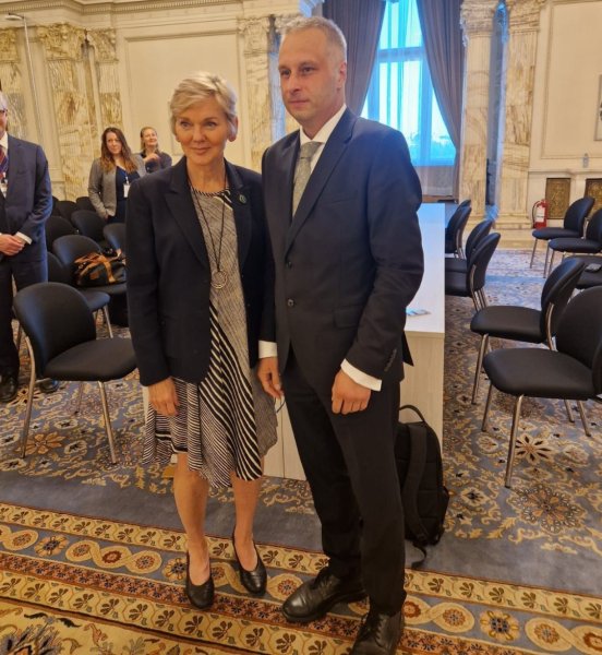 Розподілена генерація і посилення ППО: заступник Галущенка зустрівся з міністеркою енергетики США Розподілена генерація і посилення ППО: заступник Галущенка зустрівся з міністеркою енергетики США