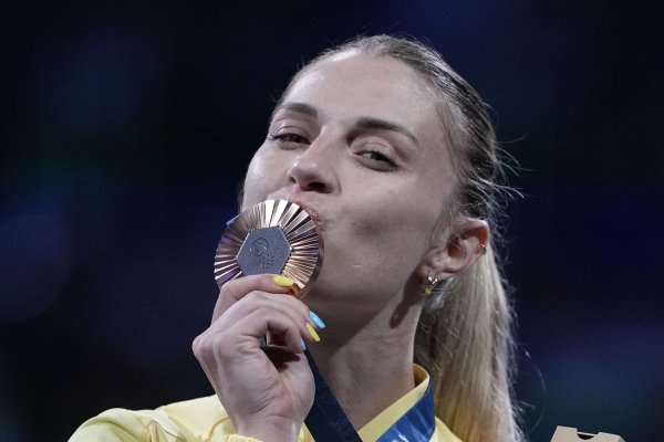 
Первая медаль Украины на Играх-2024 в Париже: яркие фото Харлан с олимпийского пьедестала

