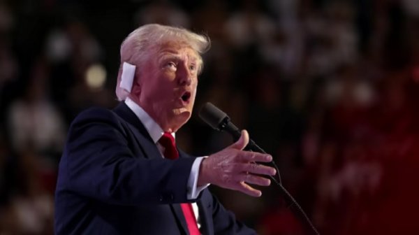 В ФБР говорят, что ухо Трампа ранила пуля В ФБР говорят, что ухо Трампа ранила пуля