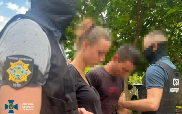 На Одещині затримали "молодят", які коригували удари РФ по військовій інфраструктурі
На Одещині затримали "молодят", які коригували удари РФ по військовій інфраструктурі