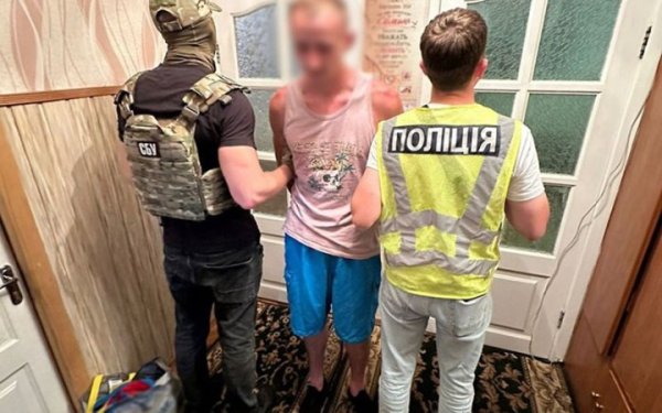 Київські поліцейські затримали зрадника, який на замовлення росіян підпалював релейні шафи
Київські поліцейські затримали зрадника, який на замовлення росіян підпалював релейні шафи