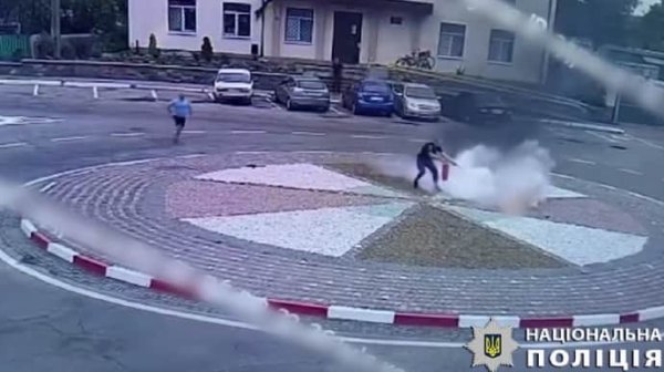 Женщина подожгла себя перед зданием суда в Киевской области Женщина подожгла себя перед зданием суда в Киевской области