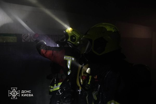 У Києві спалахнула пожежа у супермаркеті в Дарницькому районі
                                