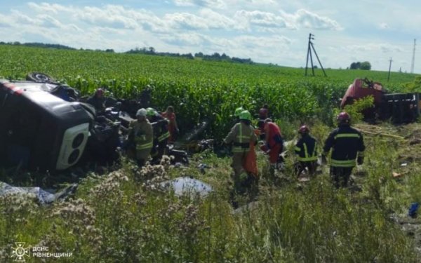 На Рівненщині зіткнулися маршрутка та вантажівка, попередньо загинуло 14 осіб
На Рівненщині зіткнулися маршрутка та вантажівка, попередньо загинуло 14 осіб