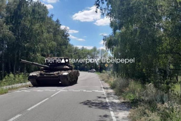 В Белгородской области танк с "неадекватными военными" переехал гражданскую машину В Белгородской области танк с "неадекватными военными" переехал гражданскую машину
