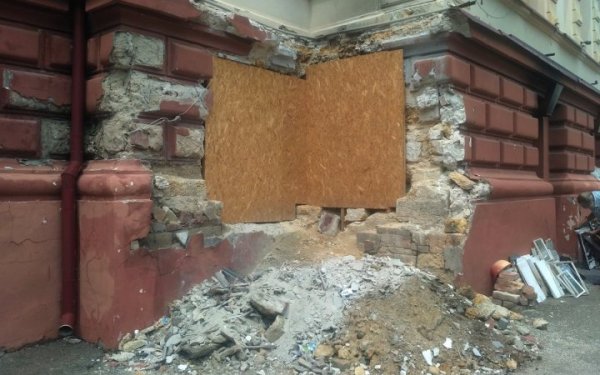 Зранку російські війська знову атакували Херсон, поранено чоловіка
Зранку російські війська знову атакували Херсон, поранено чоловіка