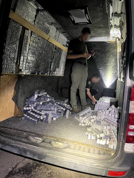 Закарпатець за $30 000 перевозив через кордон двох нелегалів за обшивкою мікроавтобуса
Закарпатець за $30 000 перевозив через кордон двох нелегалів за обшивкою мікроавтобуса