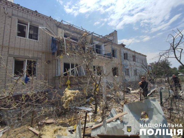 Наслідки обстрілу Білозерки на Херсонщині — 2 людини загинули,12 поранених
Наслідки обстрілу Білозерки на Херсонщині — 2 людини загинули,12 поранених