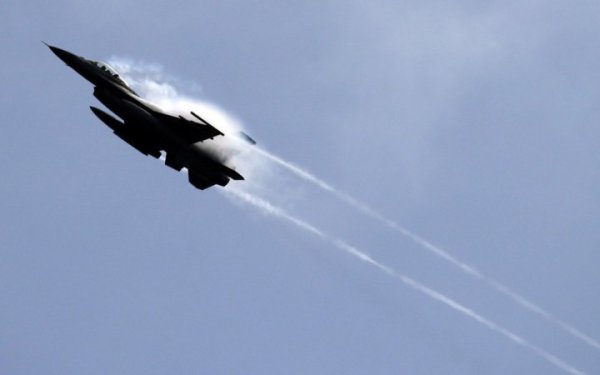 Bloomberg: Україна отримала першу партію винищувачів F-16
Bloomberg: Україна отримала першу партію винищувачів F-16
