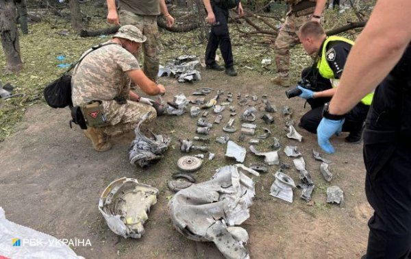Приліт в дитмайданчик та пошкоджені будинки. Фоторепортаж з місця удару по Миколаєву
Приліт в дитмайданчик та пошкоджені будинки. Фоторепортаж з місця удару по Миколаєву