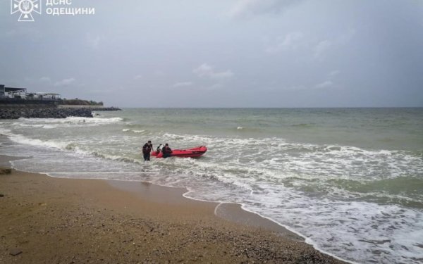 На Одещині водолази врятували чоловіка, якого відносило у відкрите море
На Одещині водолази врятували чоловіка, якого відносило у відкрите море