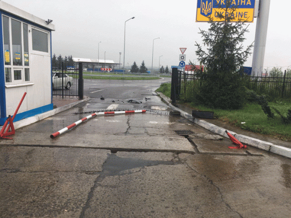 Иностранец пытался прорваться из Польши в Украину, снеся шлагбаумы Иностранец пытался прорваться из Польши в Украину, снеся шлагбаумы