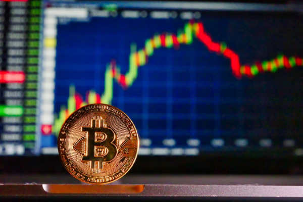 Резкое падение криптовалют: Биткоин обвалился до $54 000, Ethereum — до $2 875
Резкое падение криптовалют: Биткоин обвалился до $54 000, Ethereum — до $2 875