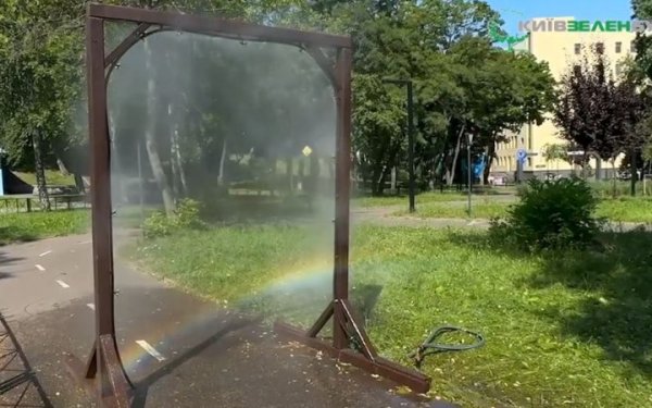 Київська влада встановлює рамки-розпилювачі води
Київська влада встановлює рамки-розпилювачі води