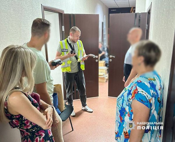 Загибель хлопця на атракціоні: поліція допитала директора та персонал і вилучила документацію. Тривають пошуки у службах КМДА
Загибель хлопця на атракціоні: поліція допитала директора та персонал і вилучила документацію. Тривають пошуки у службах КМДА