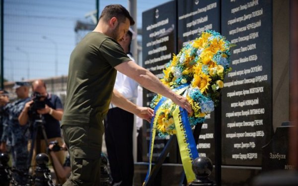 Зеленський в Одесі вшанував пам’ять загиблих воїнів ВМС
Зеленський в Одесі вшанував пам’ять загиблих воїнів ВМС