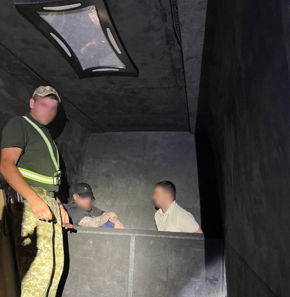 Закарпатець за $30 000 перевозив через кордон двох нелегалів за обшивкою мікроавтобуса
Закарпатець за $30 000 перевозив через кордон двох нелегалів за обшивкою мікроавтобуса