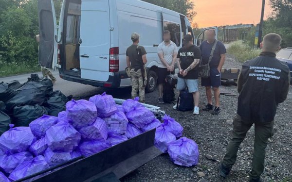 Закарпатець за $30 000 перевозив через кордон двох нелегалів за обшивкою мікроавтобуса
Закарпатець за $30 000 перевозив через кордон двох нелегалів за обшивкою мікроавтобуса