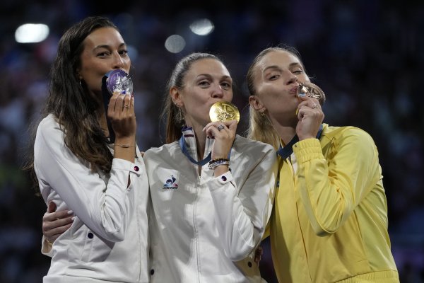 
Первая медаль Украины на Играх-2024 в Париже: яркие фото Харлан с олимпийского пьедестала
