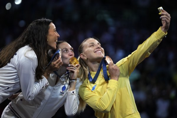 
Первая медаль Украины на Играх-2024 в Париже: яркие фото Харлан с олимпийского пьедестала
