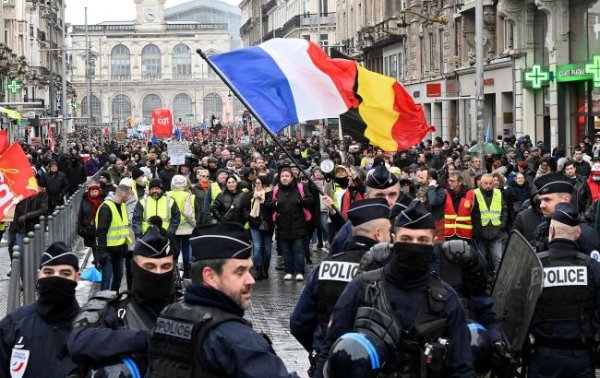 У Франції після виборів сталися заворушення, поліція застосувала газ і шумові гранати
У Франції після виборів сталися заворушення, поліція застосувала газ і шумові гранати