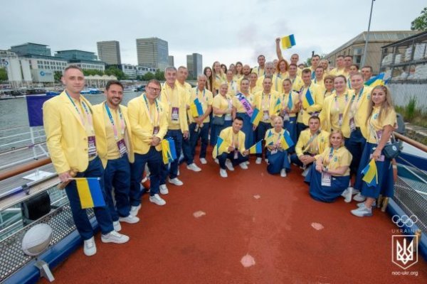 Церемония открытия Олимпиады-2024: как плыла на лодке сборная Украины (фото, видео)
Церемония открытия Олимпиады-2024: как плыла на лодке сборная Украины (фото, видео)