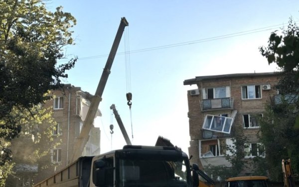 Рятувальники дістали тіла ще двох жінок з-під уламків будинку в Шевченківському районі Києва
Рятувальники дістали тіла ще двох жінок з-під уламків будинку в Шевченківському районі Києва