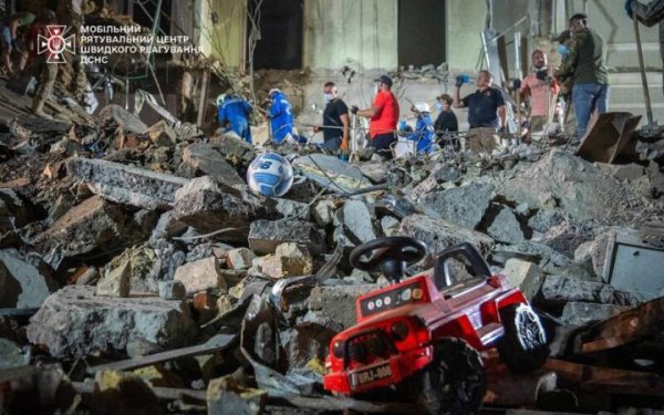 Унаслідок вчорашньої атаки ворога по Києву загинуло 33 людини (оновлено)
Унаслідок вчорашньої атаки ворога по Києву загинуло 33 людини (оновлено)