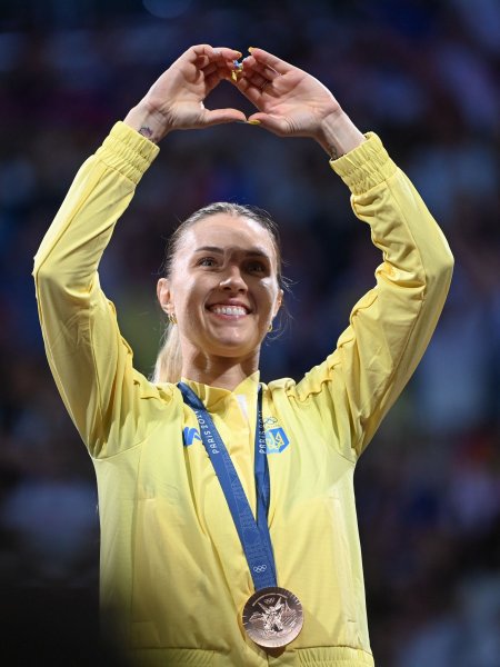 
Первая медаль Украины на Играх-2024 в Париже: яркие фото Харлан с олимпийского пьедестала
