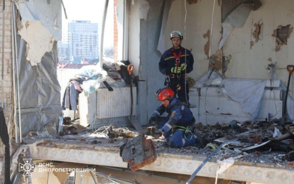 У Дніпрі другу добу рятувальники шукають людей під завалами багатоповерхівки
У Дніпрі другу добу рятувальники шукають людей під завалами багатоповерхівки