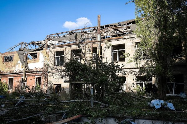 У Харкові окупанти вдарили по "Новій пошті", загинув чоловік, поранене немовля
У Харкові окупанти вдарили по "Новій пошті", загинув чоловік, поранене немовля
