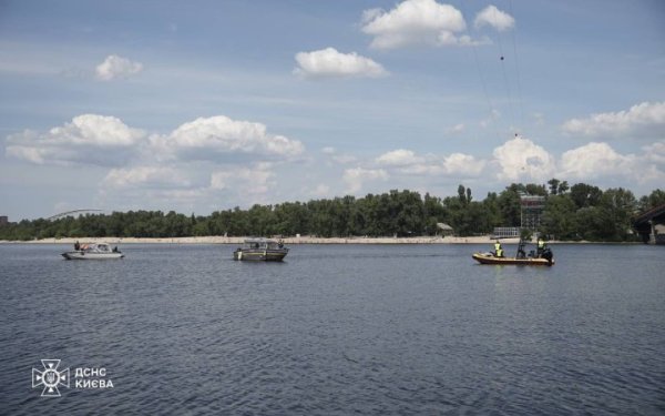 У Києві через обрив тросу на атракціоні у Дніпро впав хлопець. Його пошуки продовжать у понеділок (оновлено)
У Києві через обрив тросу на атракціоні у Дніпро впав хлопець. Його пошуки продовжать у понеділок (оновлено)