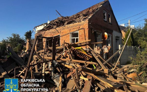Вночі у Харкові уламки боєприпаса впали на будинок, постраждали дві жінки
Вночі у Харкові уламки боєприпаса впали на будинок, постраждали дві жінки