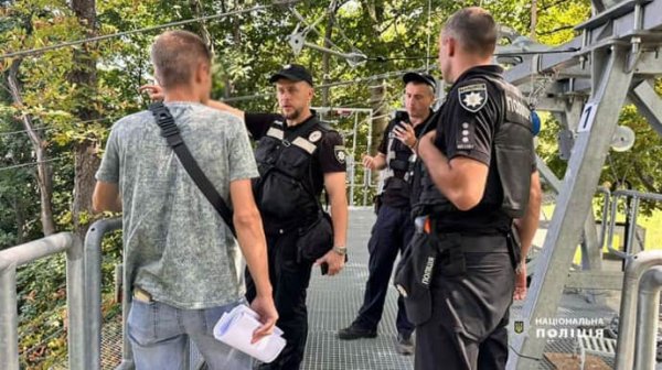 Обрыв канатной дороги через Днепр: прокуратура говорит, что пыталась запретить аттракцион Обрыв канатной дороги через Днепр: прокуратура говорит, что пыталась запретить аттракцион