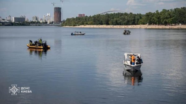 Спасатели не нашли тело парня возле места обрыва канатной дороги в Киеве Спасатели не нашли тело парня возле места обрыва канатной дороги в Киеве