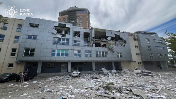 Росія завдала повторного удару по Києву. Кількість загиблих зросла до 15 (оновлено)
Росія завдала повторного удару по Києву. Кількість загиблих зросла до 15 (оновлено)