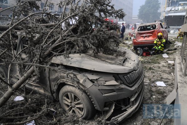 Росія завдала повторного удару по Києву. Кількість загиблих зросла до 15 (оновлено)
Росія завдала повторного удару по Києву. Кількість загиблих зросла до 15 (оновлено)